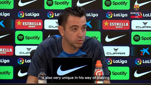 Xavi congratulates Gavi on winning the trophee kopa and  Golden Boy awards